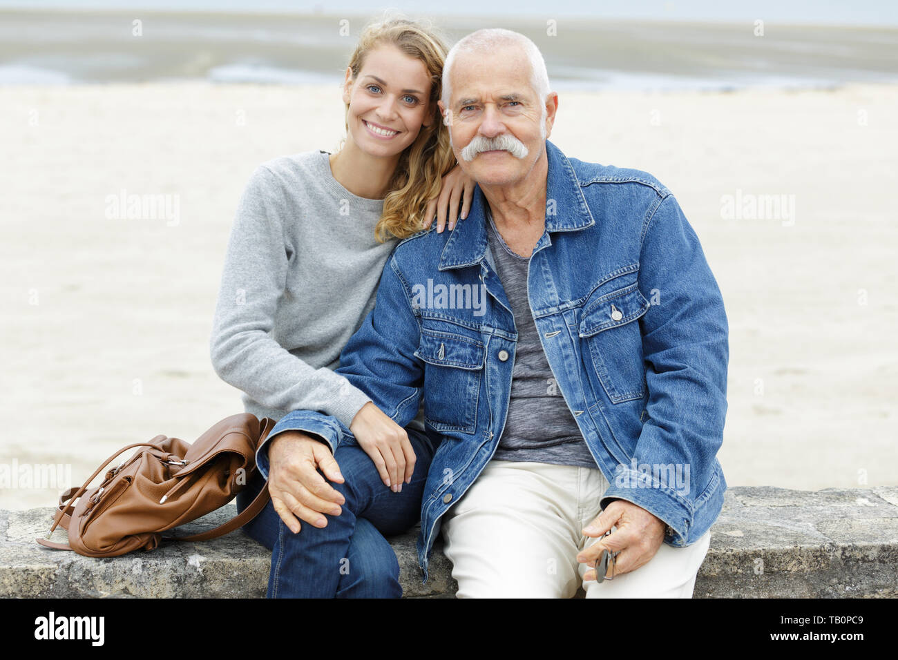 Ein älterer Mann mit erwachsenen Tochter auf See Stockfoto