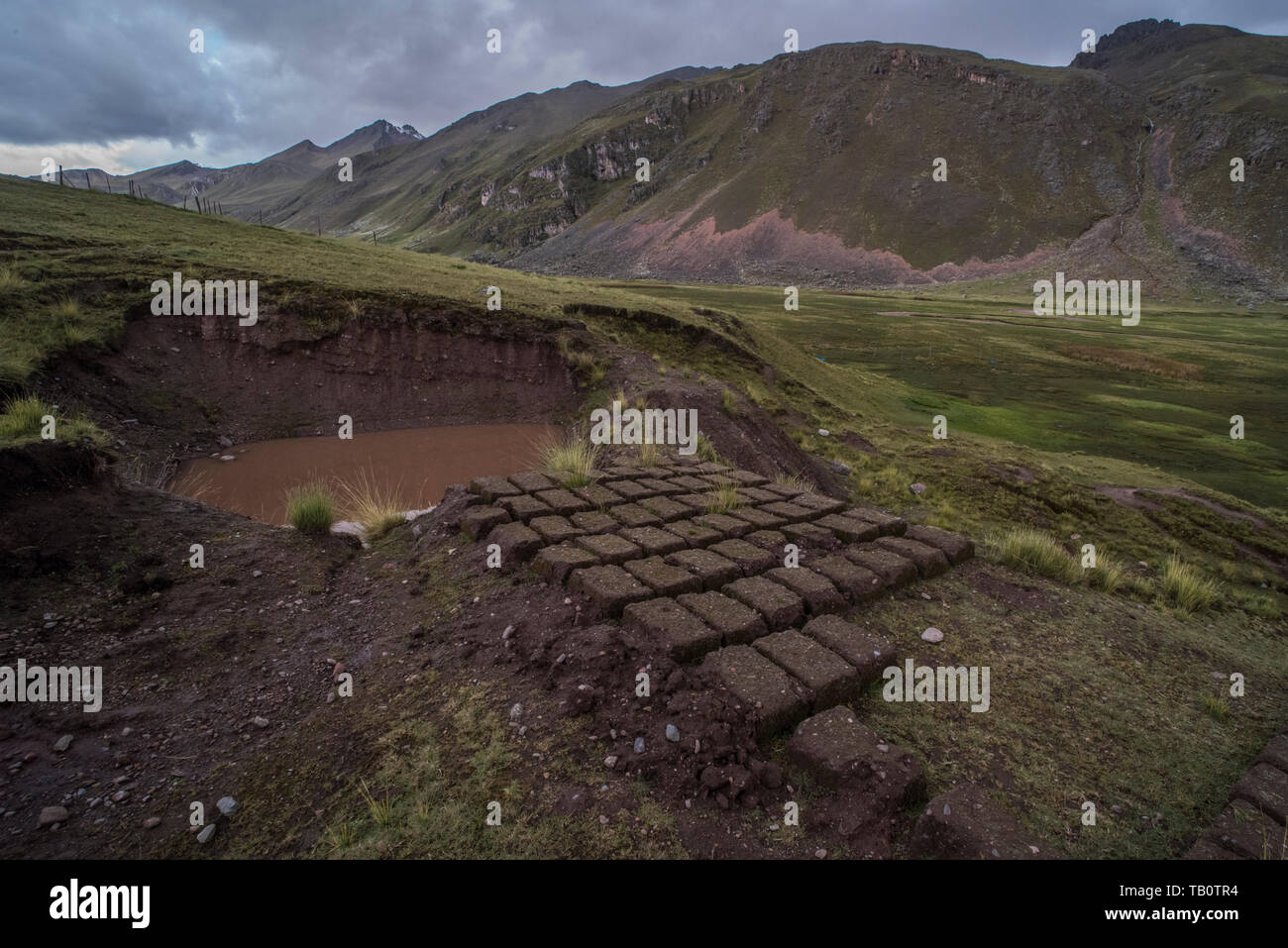 Lehmziegel lag in der Sonne trocknen, so dass sie für den Bau in einem nahe gelegenen Anden Dorf in Peru verwendet werden können. Stockfoto
