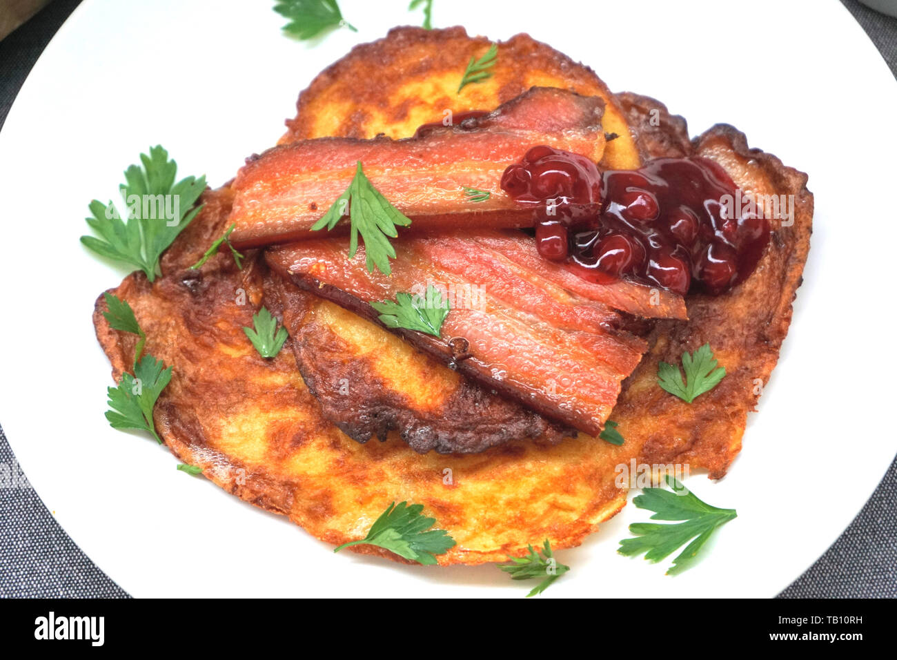 Raggmunk med fläsk - Schwedisch Kartoffelpuffer mit Schweinefleisch ...