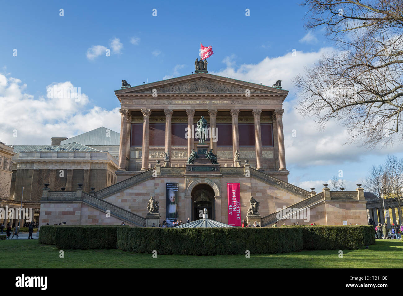 Alte Nationalgalerie (Alte Nationalgalerie) auf der Museumsinsel in Berlin, Deutschland, an einem sonnigen Tag im frühen Frühling. Stockfoto