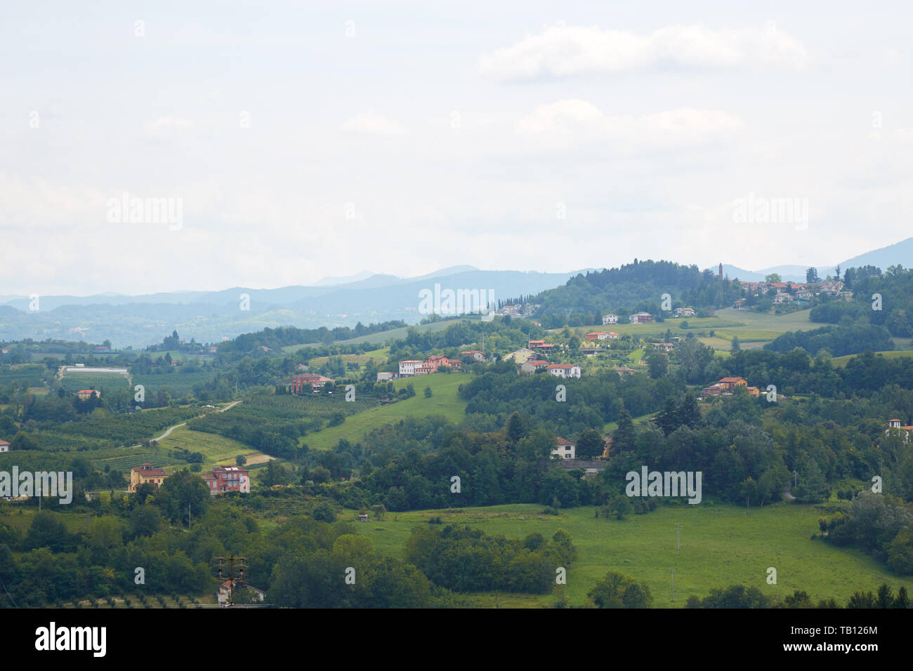 Grüne Hügel Blick vom Aussichtspunkt in Mondovi, Piemont, Italien Stockfoto