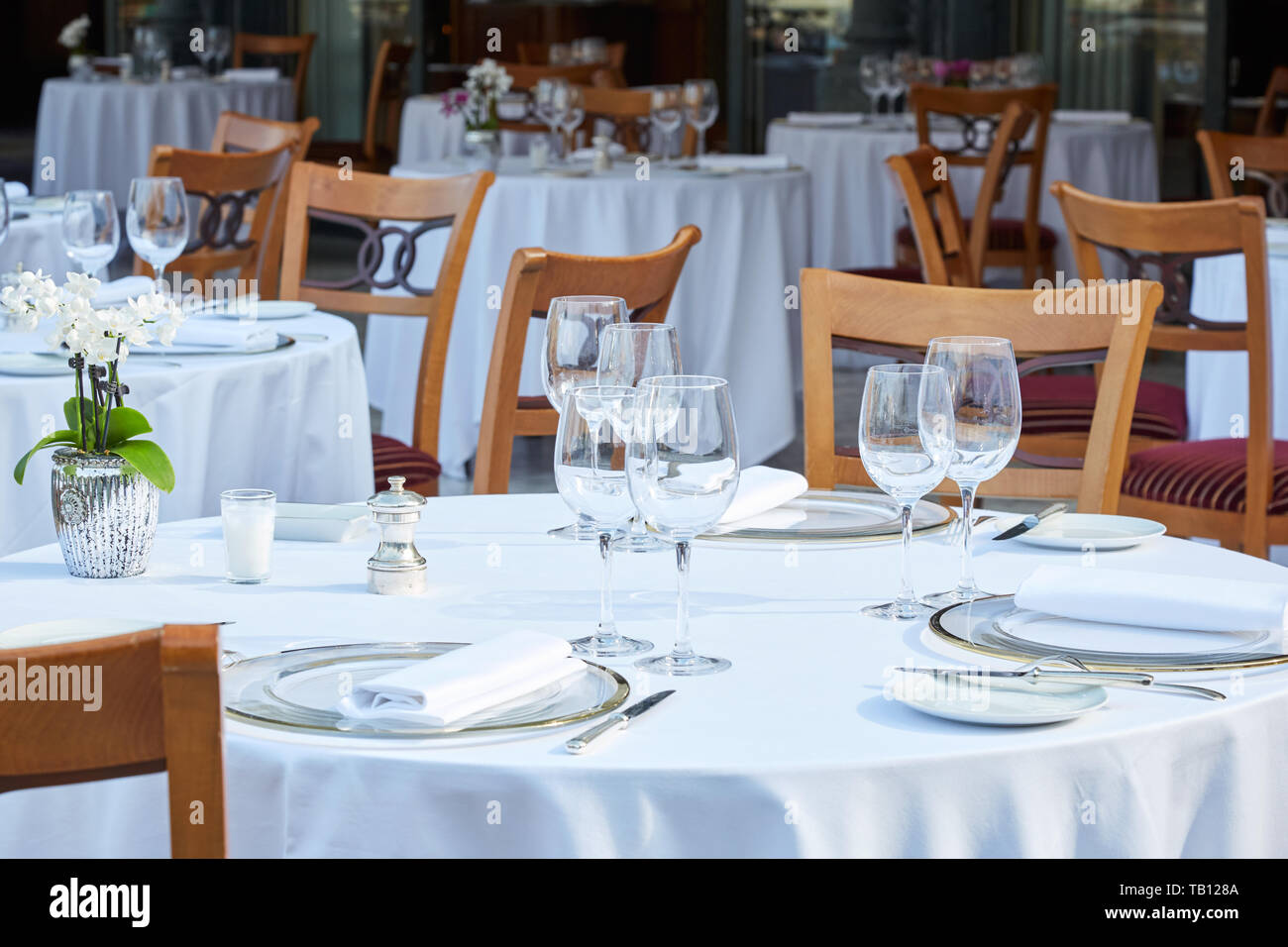 Im eleganten Restaurant mit Tischen und Stühlen im Sommer Stockfoto