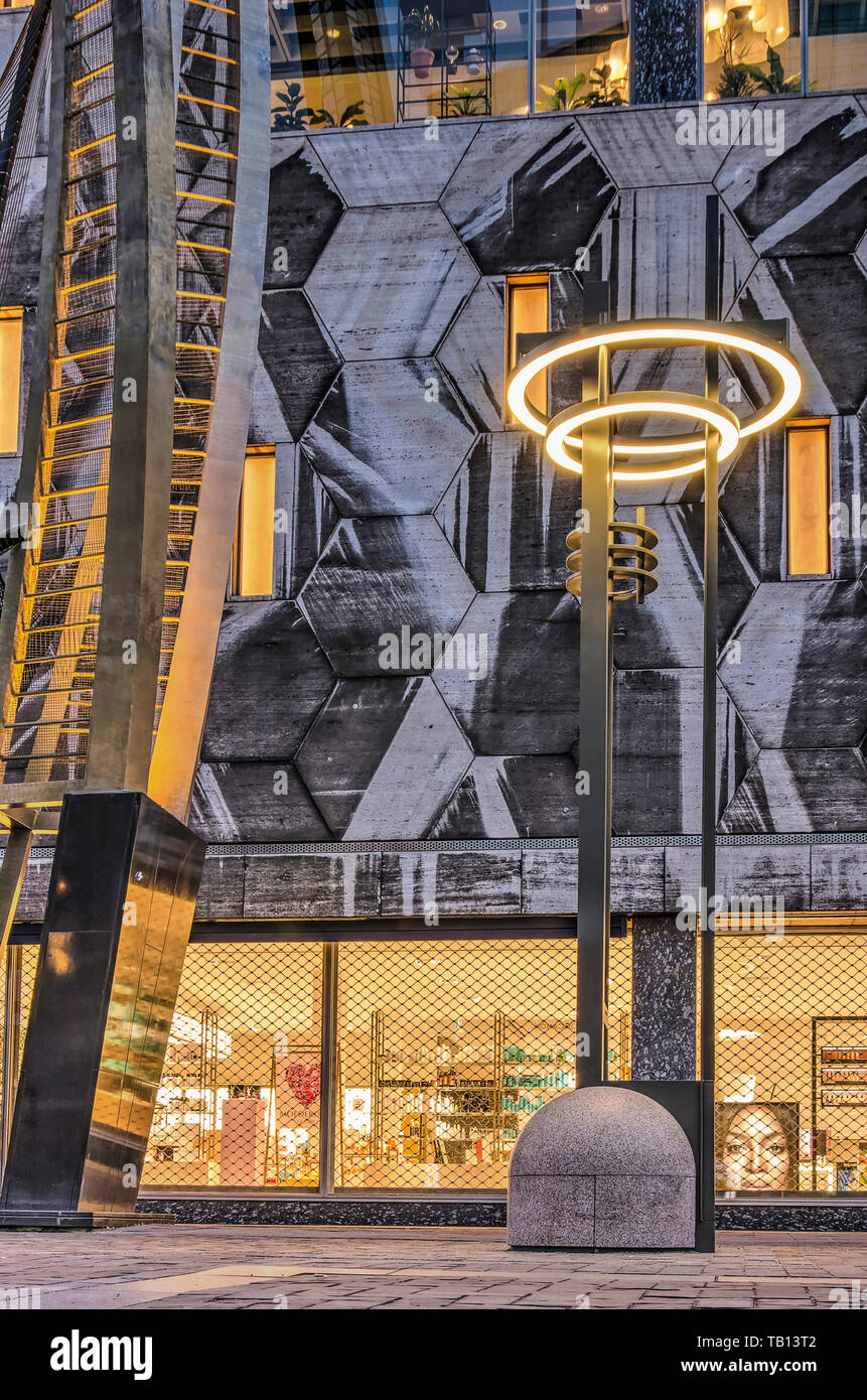 Rotterdam, Niederlande, 7. Mai 2019: Eine der neuen Laternen an Rekonstruierten Coolsingel Boulevard, neben dem Kaufhaus Bijenkorf und die Stockfoto