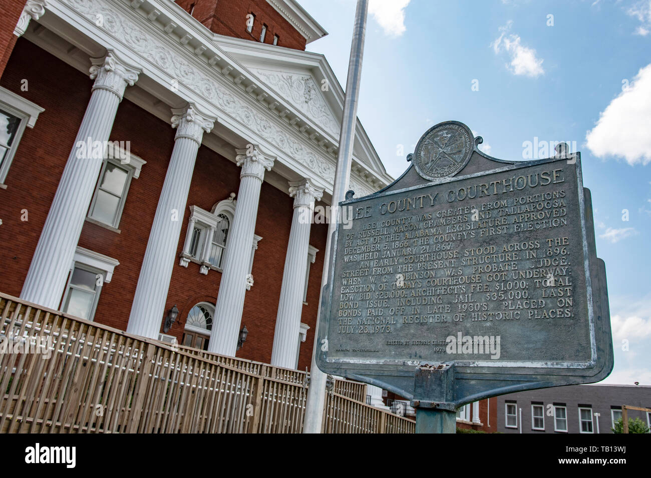 Opelika, Alabama/USA, 10. Mai 2019: Historische Marker vor der Lee County Courthouse Schuß an einem Niederländischen neigen. Stockfoto