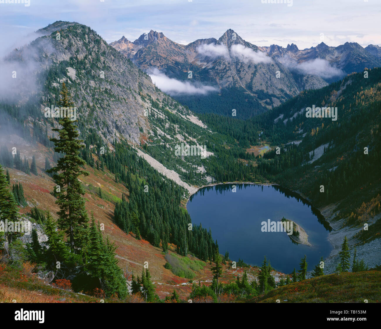 USA, Washington, Okanogan-Wenatchee National Forest, Blick nach Norden, von oben See Ann mit Fall-farbigen Pisten, Richtung Gipfel der North Cascades. Stockfoto