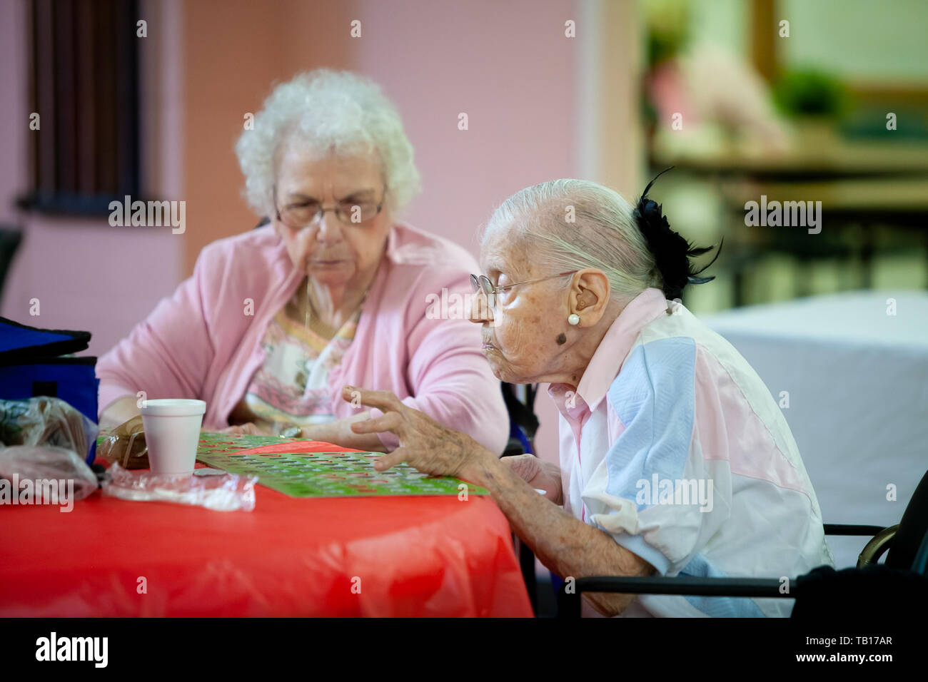 2 ältere Frauen an einem älteren Mitte in Ardmore PA Bingo spielen Stockfoto