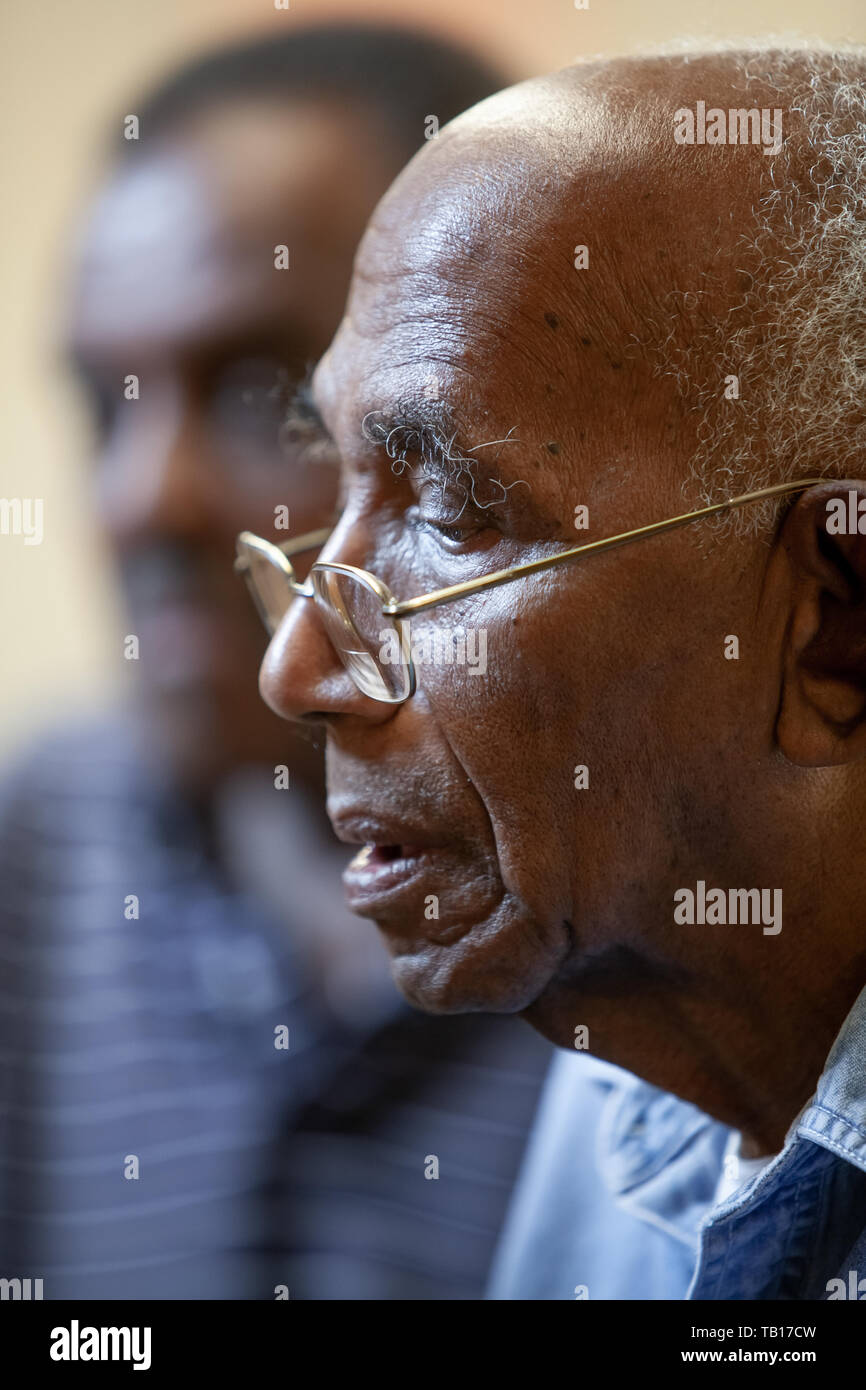 Afrikanische amerikanische Senioren Spielkarten zu einem Senior Center in Ardmore PA Stockfoto