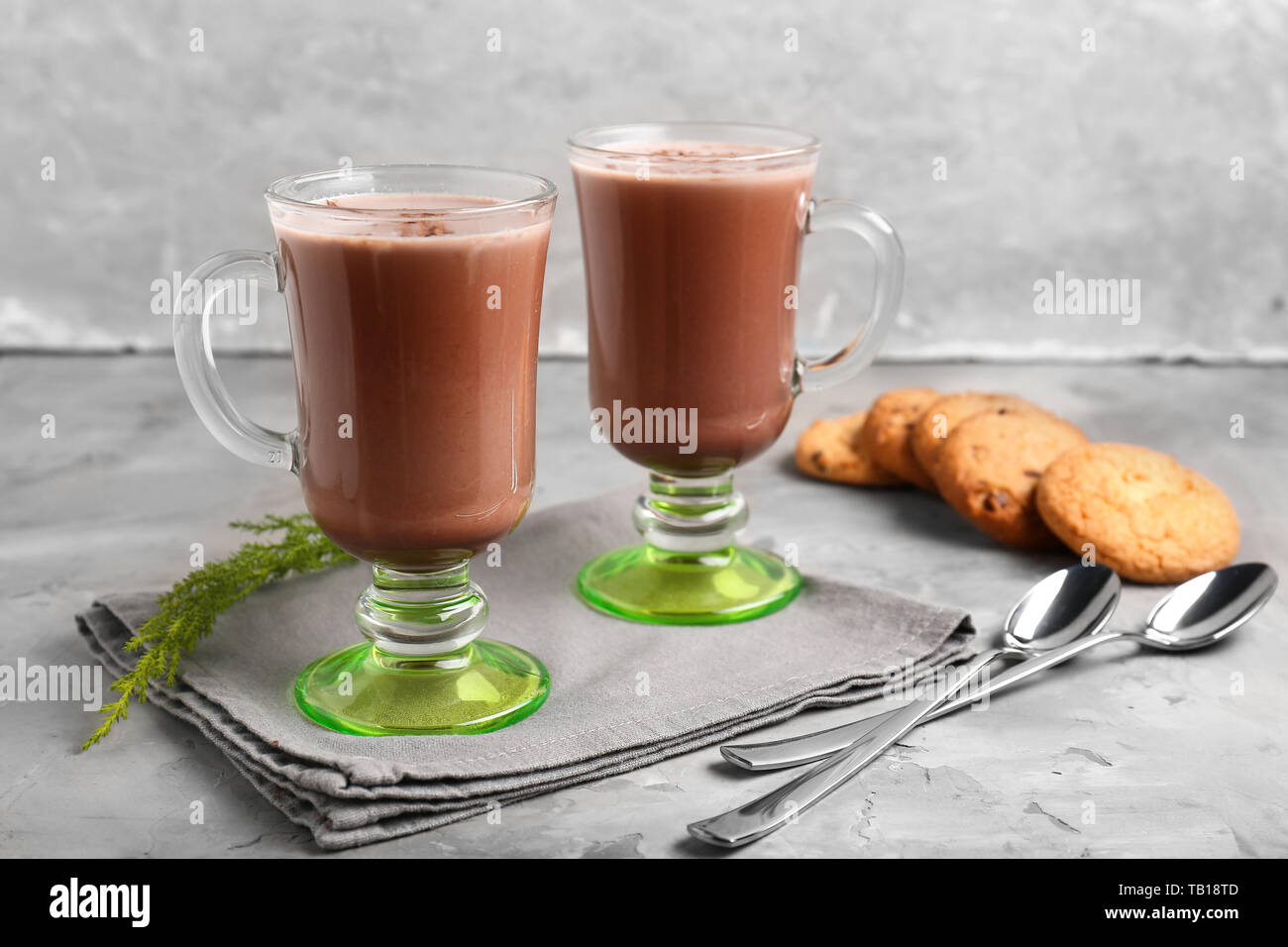 Glas Tassen warmen Kakao trinken auf grau Tabelle Stockfoto