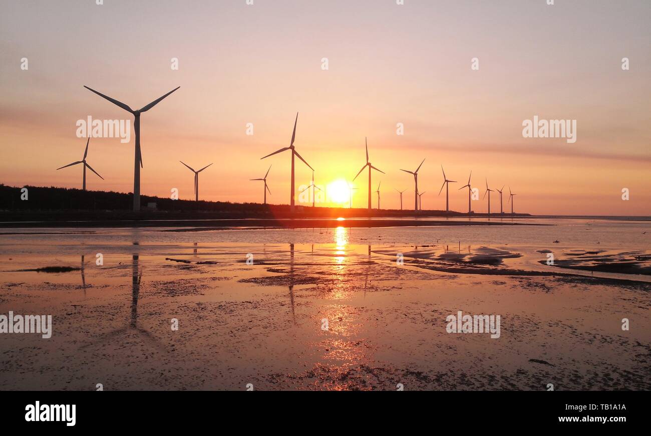 Sonnenuntergang von Windpark auf Gaomei Feuchtgebiet Zuflucht, Taiwan Stockfoto