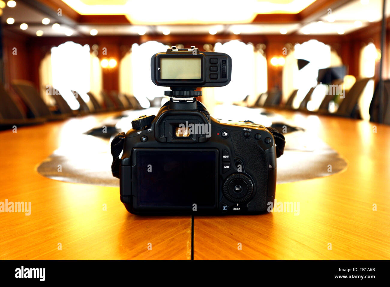 Foto von einer Digitalen Spiegelreflexkamera auf einem Konferenztisch Stockfoto