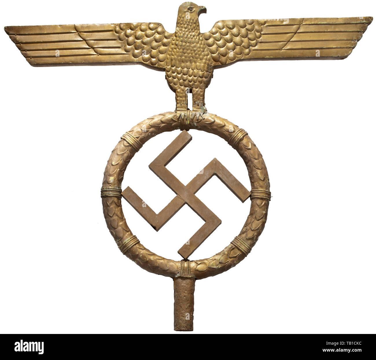 Adolf Hitler - ein Adler Flagge finial für seinen Besuch in Italien 1938, in Italien hergestellt. Geprägtem Blech Holz genagelt, Gold bronziert, Adler auf einen Kranz, Buchse unten für Fahnenmast Montage thront. Spannweite 100 cm. Teilweise beschädigt, Zeichen des Alters. Jahrhunderts, 1930er Jahre, NS, Nationalsozialismus, Nationalsozialismus, Drittes Reich, Deutsche Reich, Deutschland, Deutsche, Nationalsozialismus, Nationalsozialismus, Nationalsozialismus, Faschismus, historischen, geschichtlichen, Editorial-Use - Nur Stockfoto