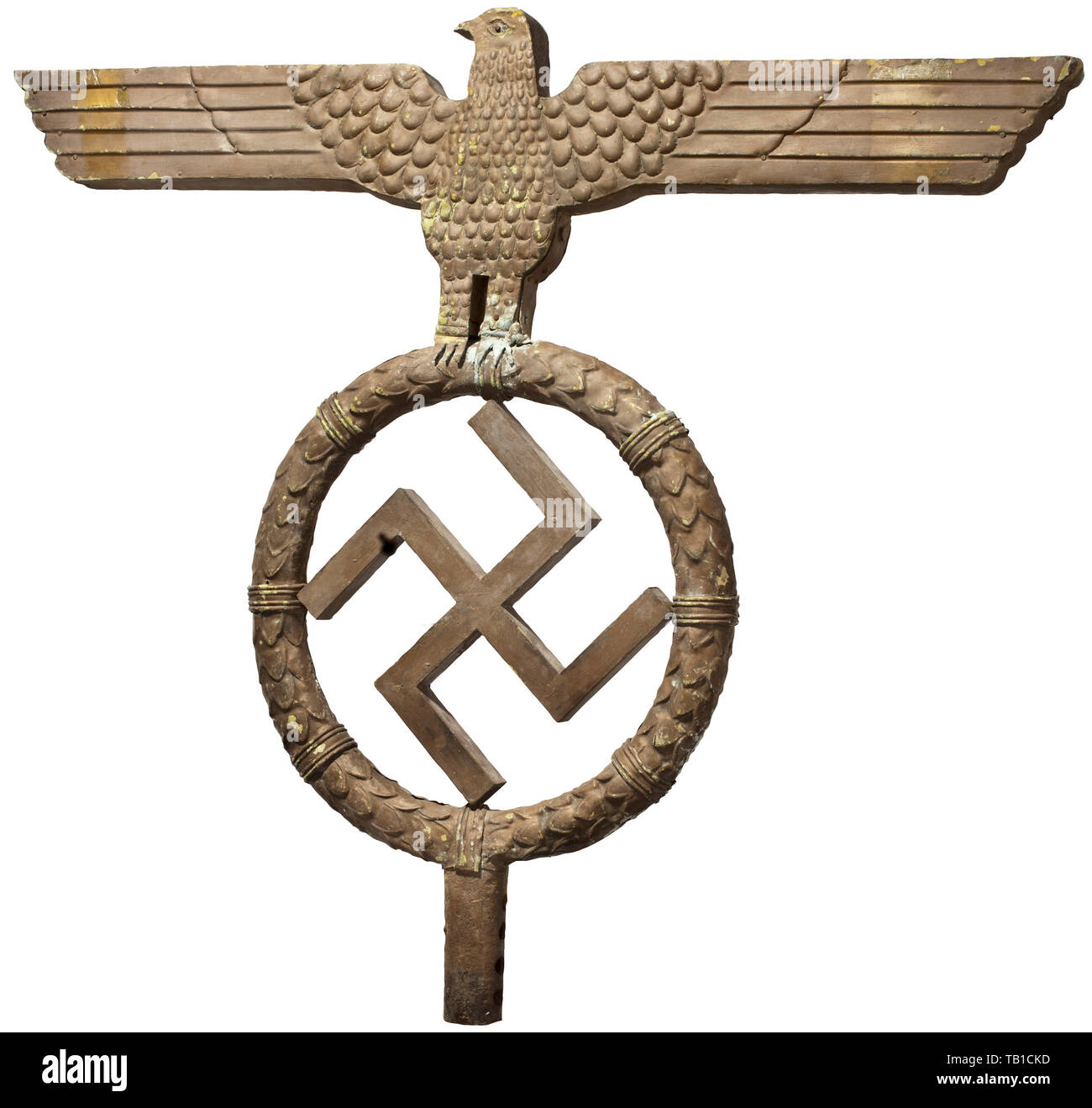 Adolf Hitler - ein Adler Flagge finial für seinen Besuch in Italien 1938, in Italien hergestellt. Geprägtem Blech Holz genagelt, Gold bronziert, Adler auf einen Kranz, Buchse unten für Fahnenmast Montage thront. Spannweite 100 cm. Teilweise beschädigt, Zeichen des Alters. Jahrhunderts, 1930er Jahre, NS, Nationalsozialismus, Nationalsozialismus, Drittes Reich, Deutsche Reich, Deutschland, Deutsche, Nationalsozialismus, Nationalsozialismus, Nationalsozialismus, Faschismus, historischen, geschichtlichen, Editorial-Use - Nur Stockfoto