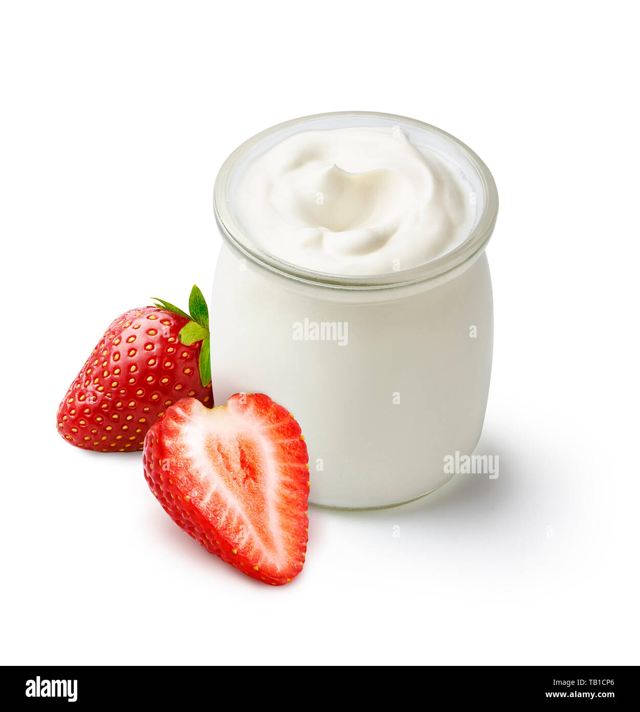 Bio Joghurt im Glas mit frischem Schöne Erdbeeren auf weißem Hintergrund. Stockfoto