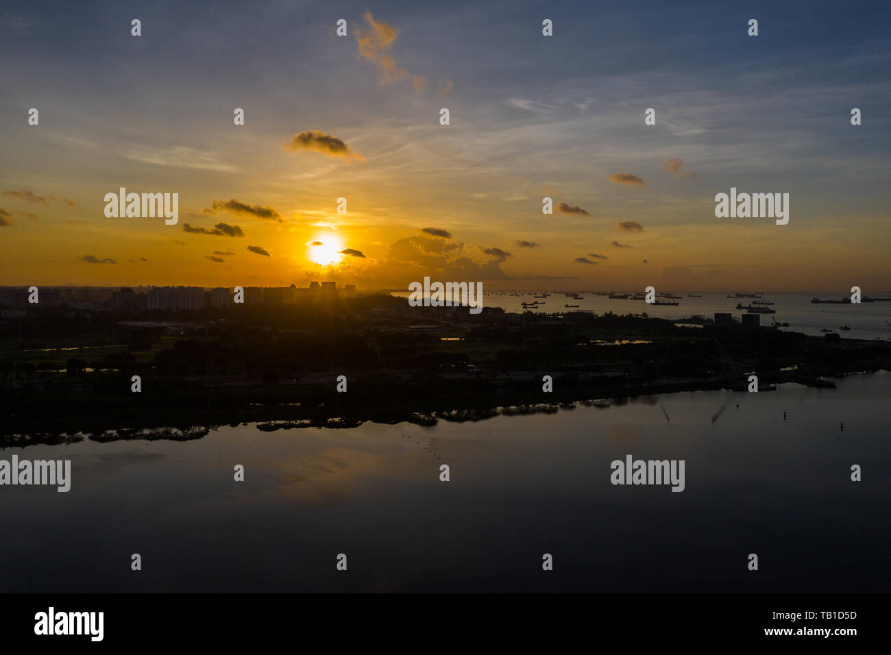 Die Verbindung mit der Natur auf dem Himmel während der schönen Sonnenaufgang, Singapur Stockfoto