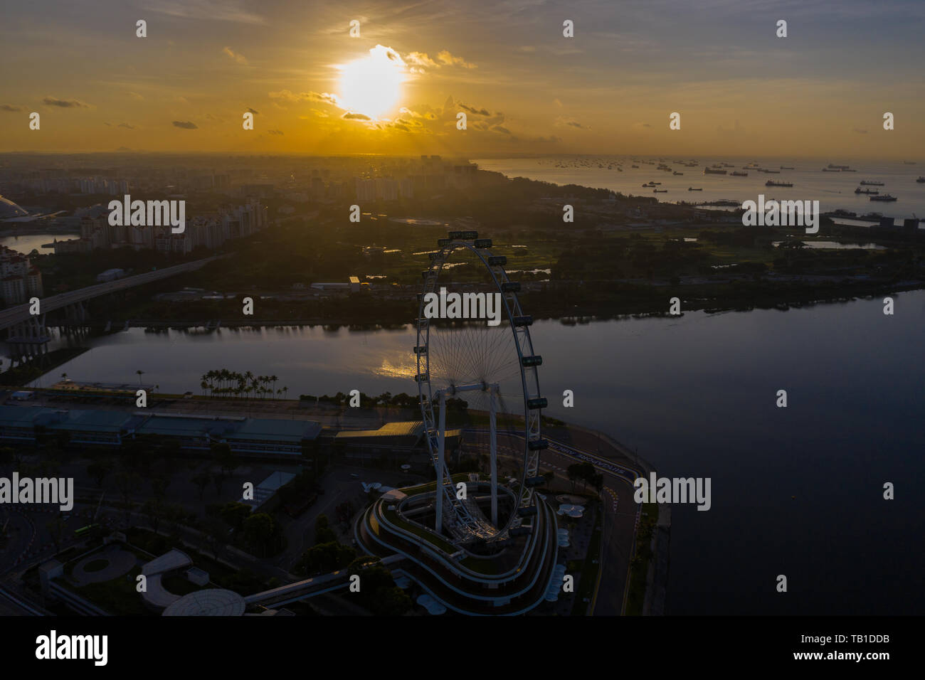 Sonnenaufgangsszene der Landinfrastruktur und des Wassers der Meerenge von Singapur. Stockfoto