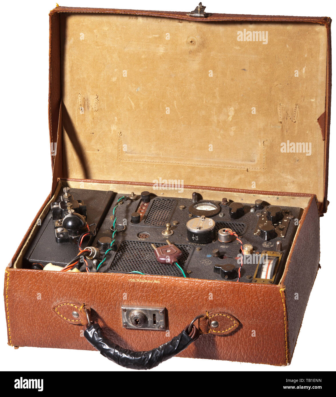 Ein Koffer radio, Typ A MK III, von den französischen Widerstand im Zweiten Weltkrieg. Schwarz lackierte Module im Metallgehäuse: Transceiver, das Netzteil und der Telegraph. Module sind komplett mit Schalter, Tasten und Stenciled Anweisungen. Das Typenschild serial Nr. MC 19600'. Voltmeter vom 1943 mit "Markierungen WD'. Kommt mit einer DC-5 Crystal und zwei tuning Einheiten. Radio installiert ist, in einem braunen Leder Koffer mit der Aufschrift "VOG - 34 Rue Tronchet Paris'. Abmessungen 24 x 34 x 12 cm. Radio wurde teilweise neu verkabelt. Funktionalität nicht getestet. Ein paar Schrauben fehlen. Seltene, Editorial-Use - Nur Stockfoto