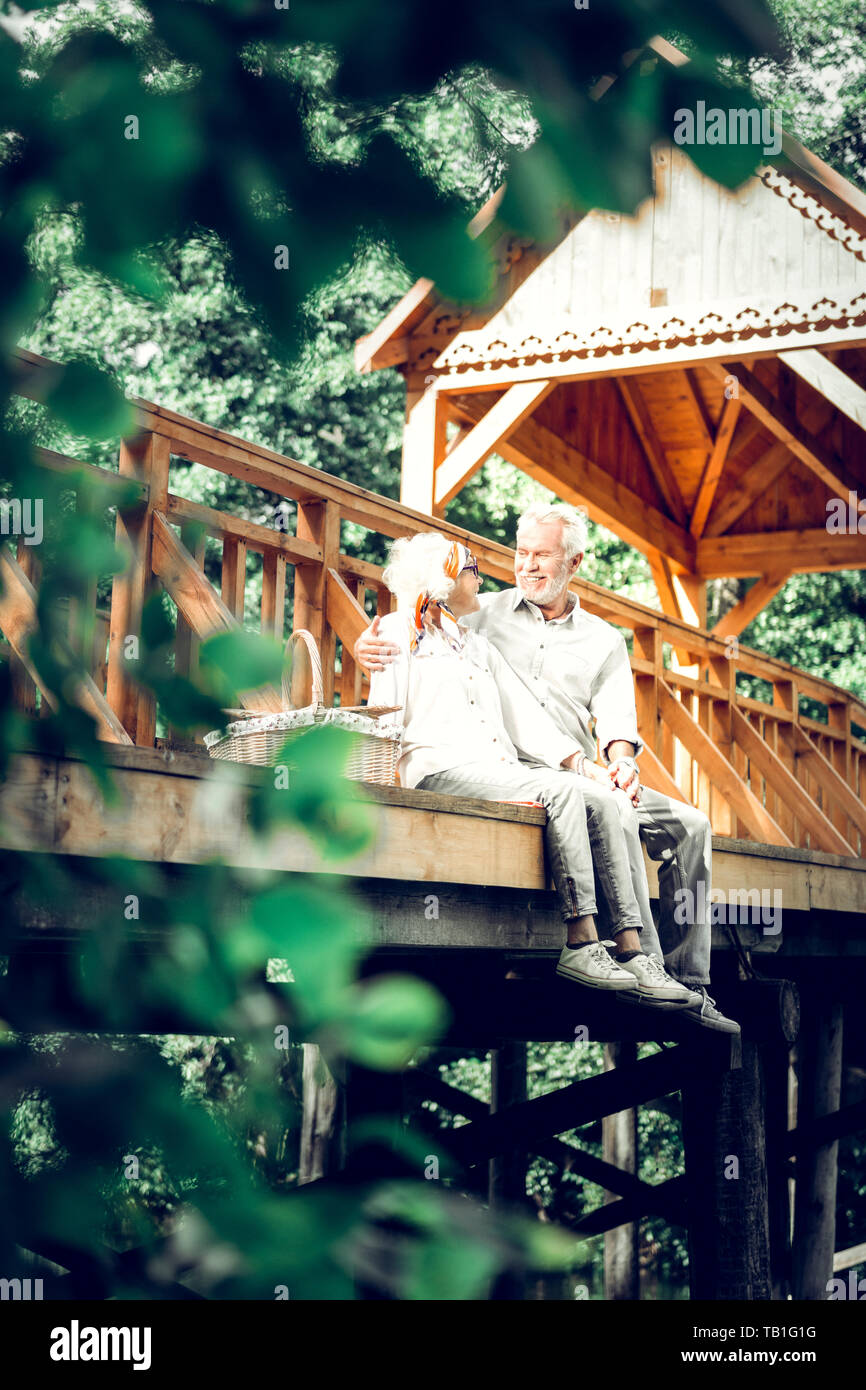 Liebevoller Mann und Frau tragen modische Kleidung in Gespräch Stockfoto