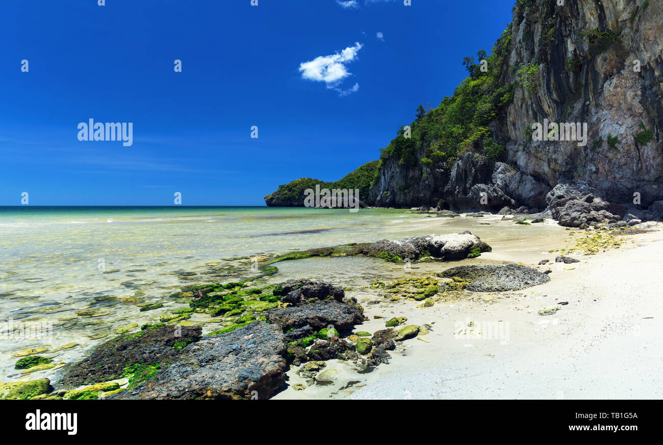 Bunte Steine und weißen feinen Sand Korallen Strand Kunst Natürliche Dekoration erstaunliche Reise Asien Krabi Thailand Stockfoto