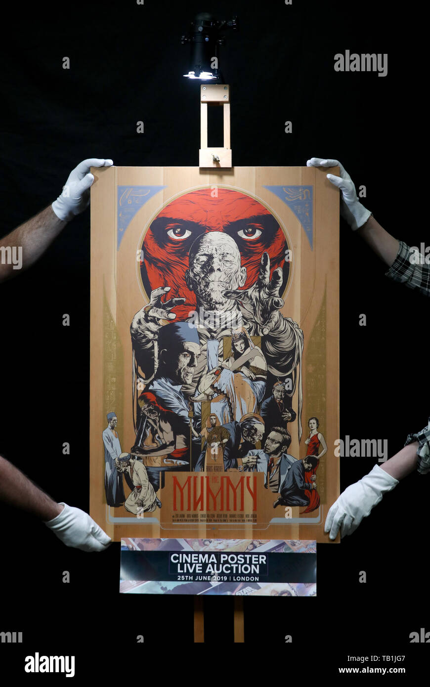 Prop Store Mitarbeiter einstellen, um Mondo Poster gedruckt auf Holz der Film "Die Mumie", während eine Vorschau auf die bevorstehende Kino Plakat Auktion an der Prop Head Office