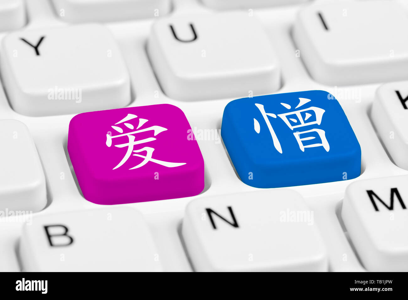 Liebe und Hass (爱 und 讨厌, 爱与恨) Tasten auf einer Tastatur mit vereinfachtem Chinesisch (Mandarin) Zeichen. Liebe hassen Konzept. Stockfoto