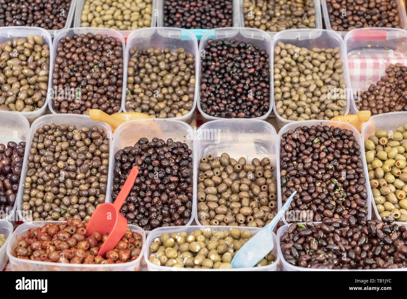 Kotor, Montenegro - Vielfalt der grünen, roten und schwarzen Oliven für den Verkauf auf dem lokalen Markt stand Stockfoto