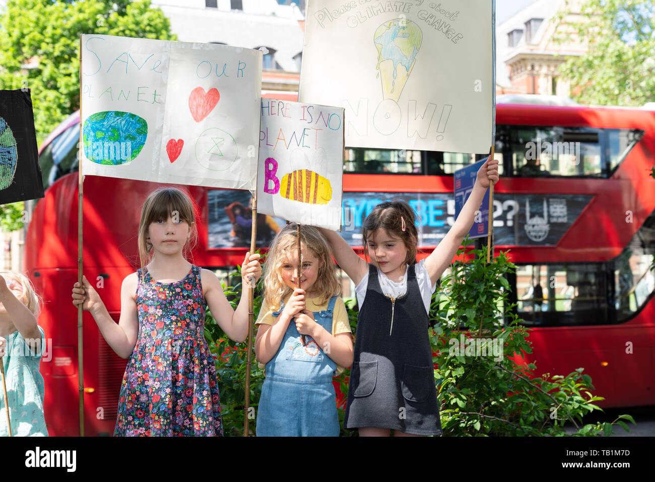 London, Großbritannien. 24. Mai, 2019. Die zweite jährliche Global Strike 4 Klima. Auch Freitags für Zukunft und Schule Streik für Klima bekannt. Das Parlament Sqr. Stockfoto