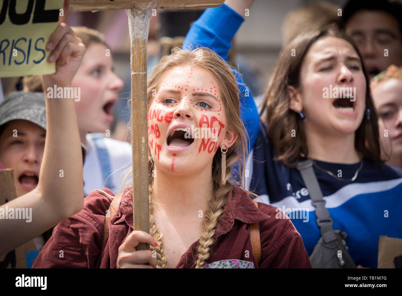 London, Großbritannien. 24. Mai, 2019. Die zweite jährliche Global Strike 4 Klima. Auch Freitags für Zukunft und Schule Streik für Klima bekannt. Das Parlament Sqr. Stockfoto