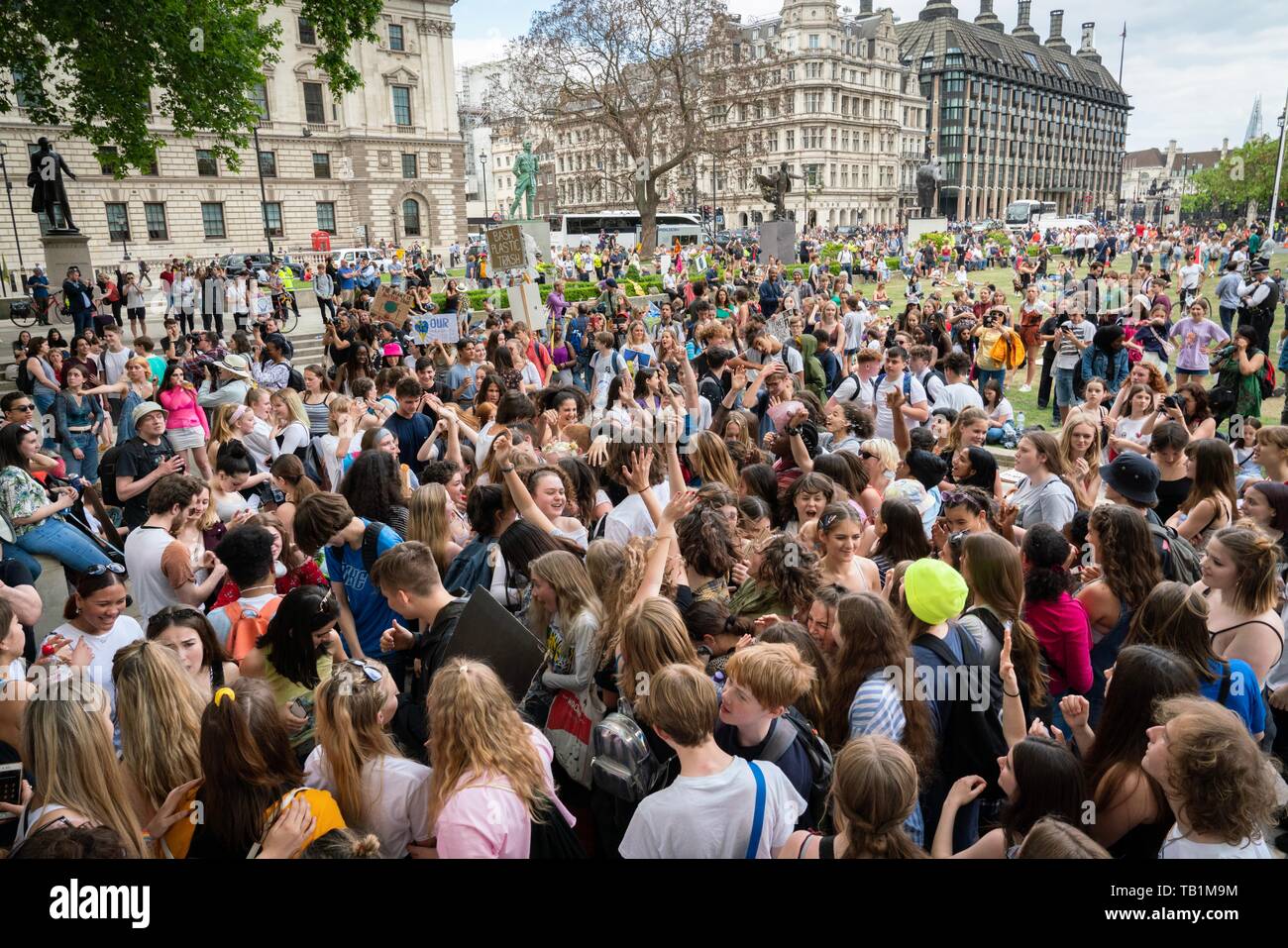 London, Großbritannien. 24. Mai, 2019. Die zweite jährliche Global Strike 4 Klima. Auch Freitags für Zukunft und Schule Streik für Klima bekannt. Das Parlament Sqr. Stockfoto