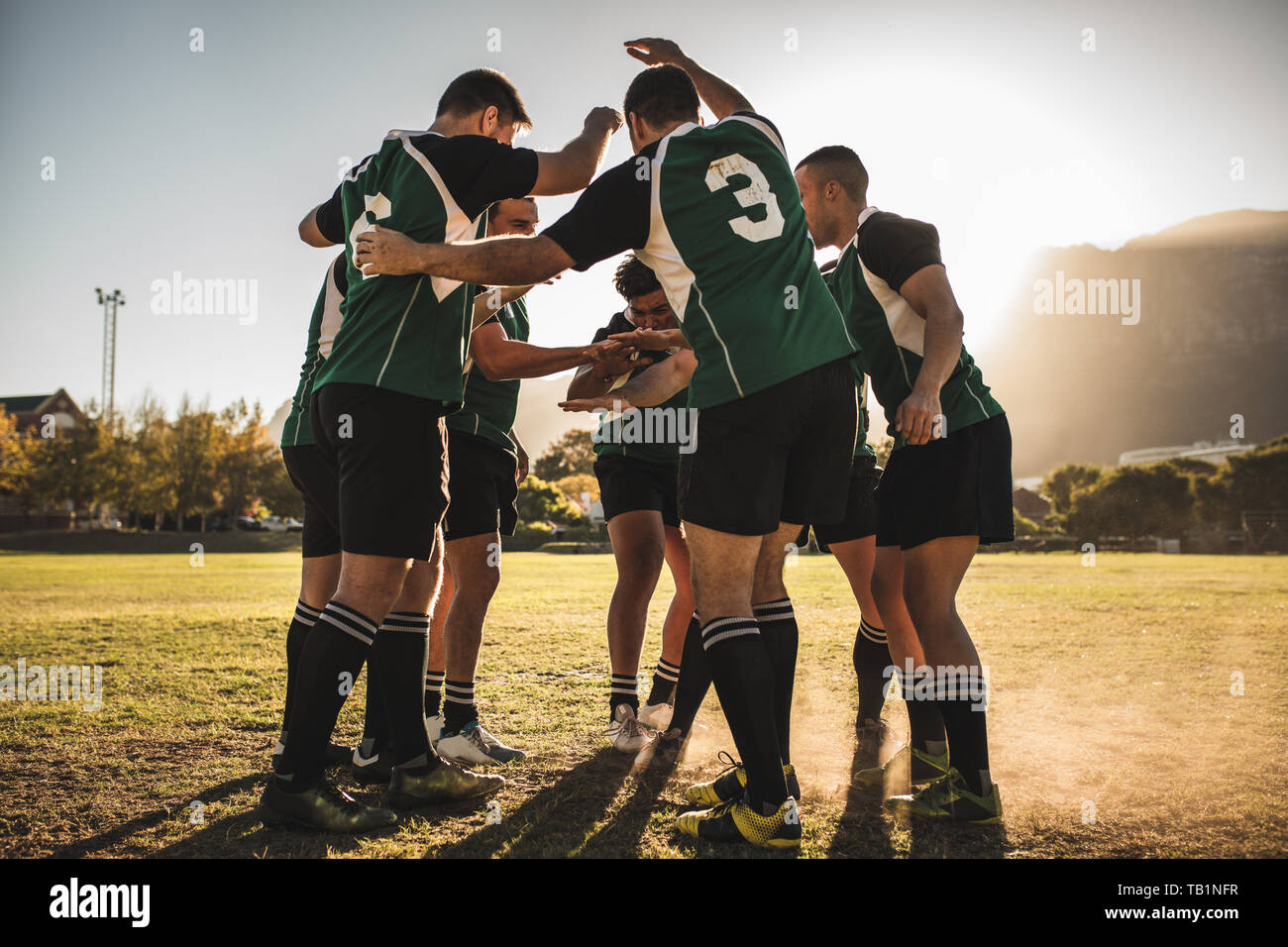 rugbyspieler feuern nach dem Spiel zusammen an. Das rugby-Team hat nach dem Sieg die Hände zusammengelegt. Stockfoto