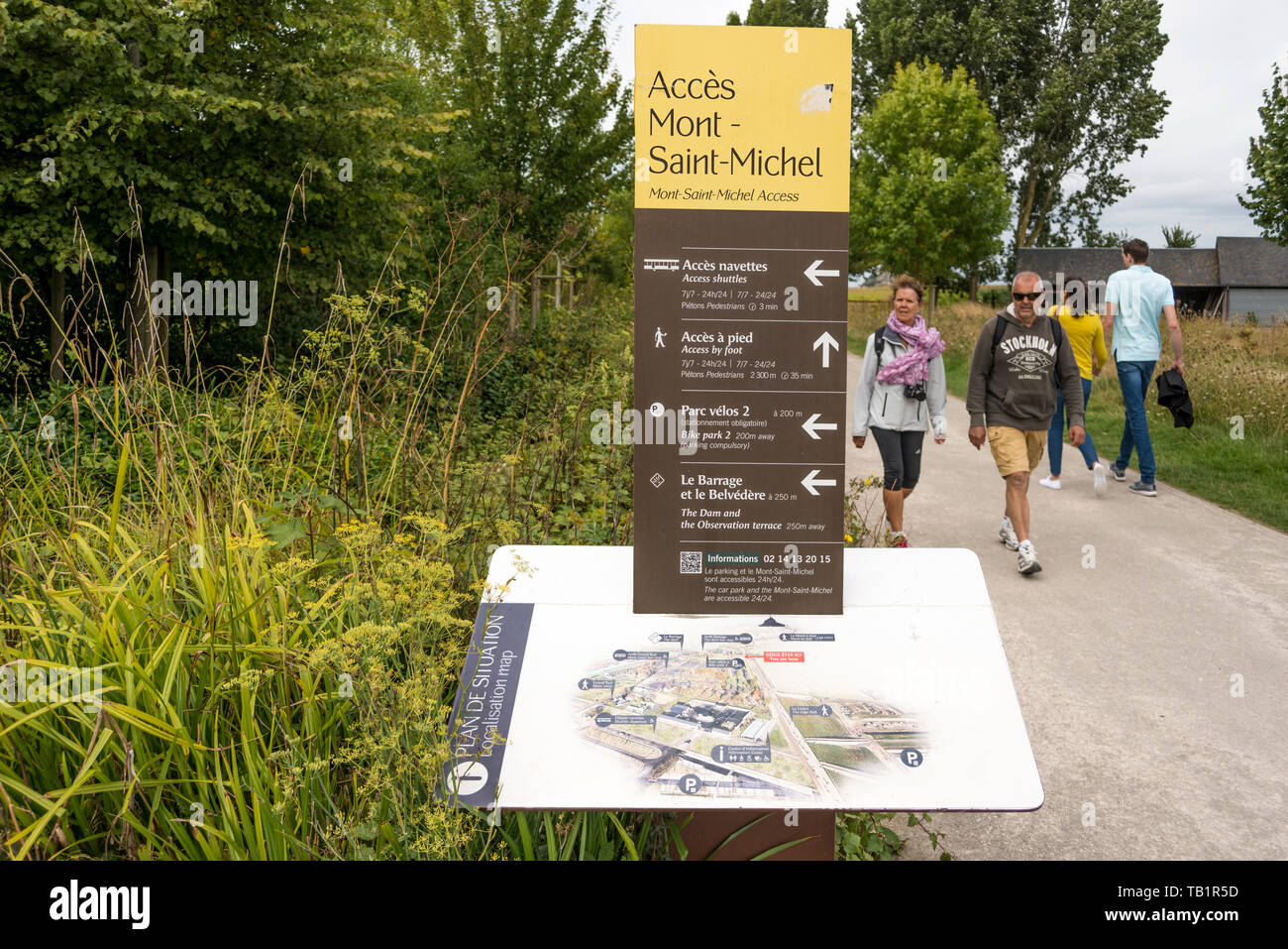 Tourist Information Board mit Wegbeschreibungen zu verschiedenen Orten, Le Mont Saint Michel, Manche, Normandie, Frankreich Stockfoto