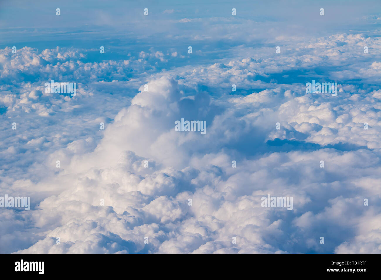 Blick aus dem Bullauge von Flugzeug von einem schönen cloudscape von Stratocumulus Wolken Stockfoto