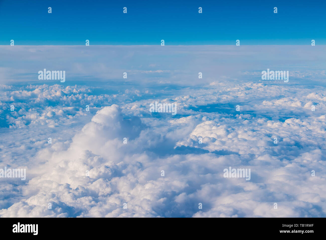 Blick aus dem Bullauge von Flugzeug von einem schönen cloudscape von Stratocumulus Wolken Stockfoto