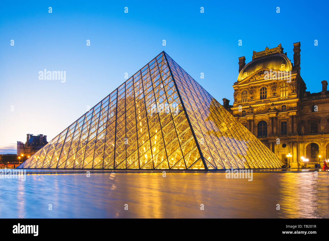 Paris, Frankreich, 18. Juni 2015: die Nacht Szene des Louvre und die Pyramide in Paris. Stockfoto