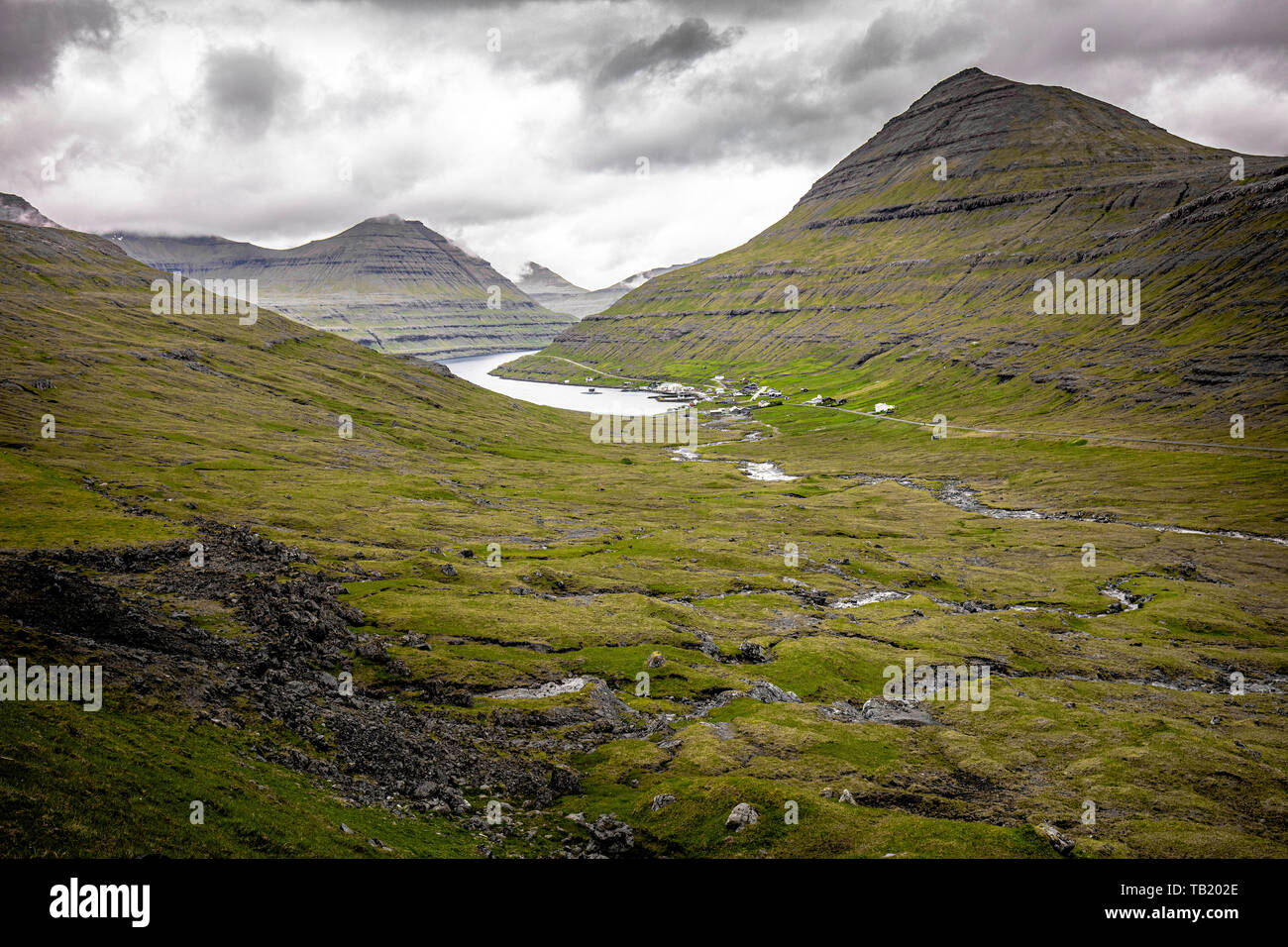Landschaft Natur auf den Färöern, Dorf in der Nähe von einem See. Stockfoto