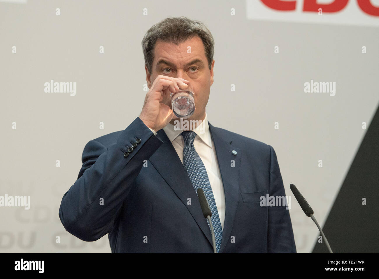 Markus Soeder (Söder, der bayerische Ministerpraesident und CSU-Vorsitzende), aus einem Glas trinkt, Trinken, Brustbild, Europawahl 2019 - Wahl Abend der CDU im Konrad-adenauer-Haus in Berlin, Deutschland am 26.05.2019. | Verwendung weltweit Stockfoto