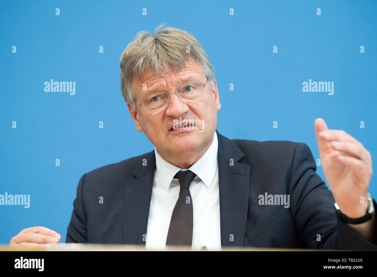 Berlin, Deutschland. 27. Mai, 2019. Prof. Dr. Jörg MEUTHEN, (Jörg) Spitzenkandidat der AfD für die Wahlen zum Europäischen Parlament, die Hälfte Abbildung, Bild, Geste, Gestik, Sprechen, sprechen, sprechen, sprechen, Wahlen zum Europäischen Parlament 2019 - Auswirkungen der Wahl Sonntag auf der Bundespolitik in der Bundespressekonferenz in Berlin, Deutschland am 27.05.2019. | Verwendung der weltweiten Kredit: dpa/Alamy leben Nachrichten Stockfoto