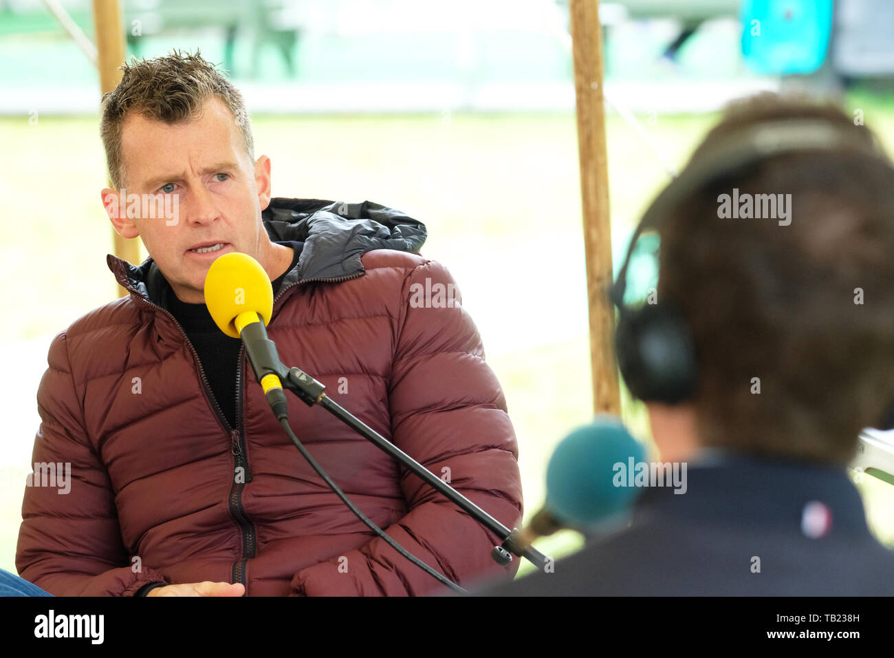 Hay Festival, Heu auf Wye, Powys, Wales, Großbritannien - Mittwoch, 29. Mai 2019 - Nigel Owens, Welsh international Rugby Schiedsrichter ein Interview zu einer Outdoor BBC Radio Programm an der Hay Festival. . Foto Steven Mai/Alamy leben Nachrichten Stockfoto