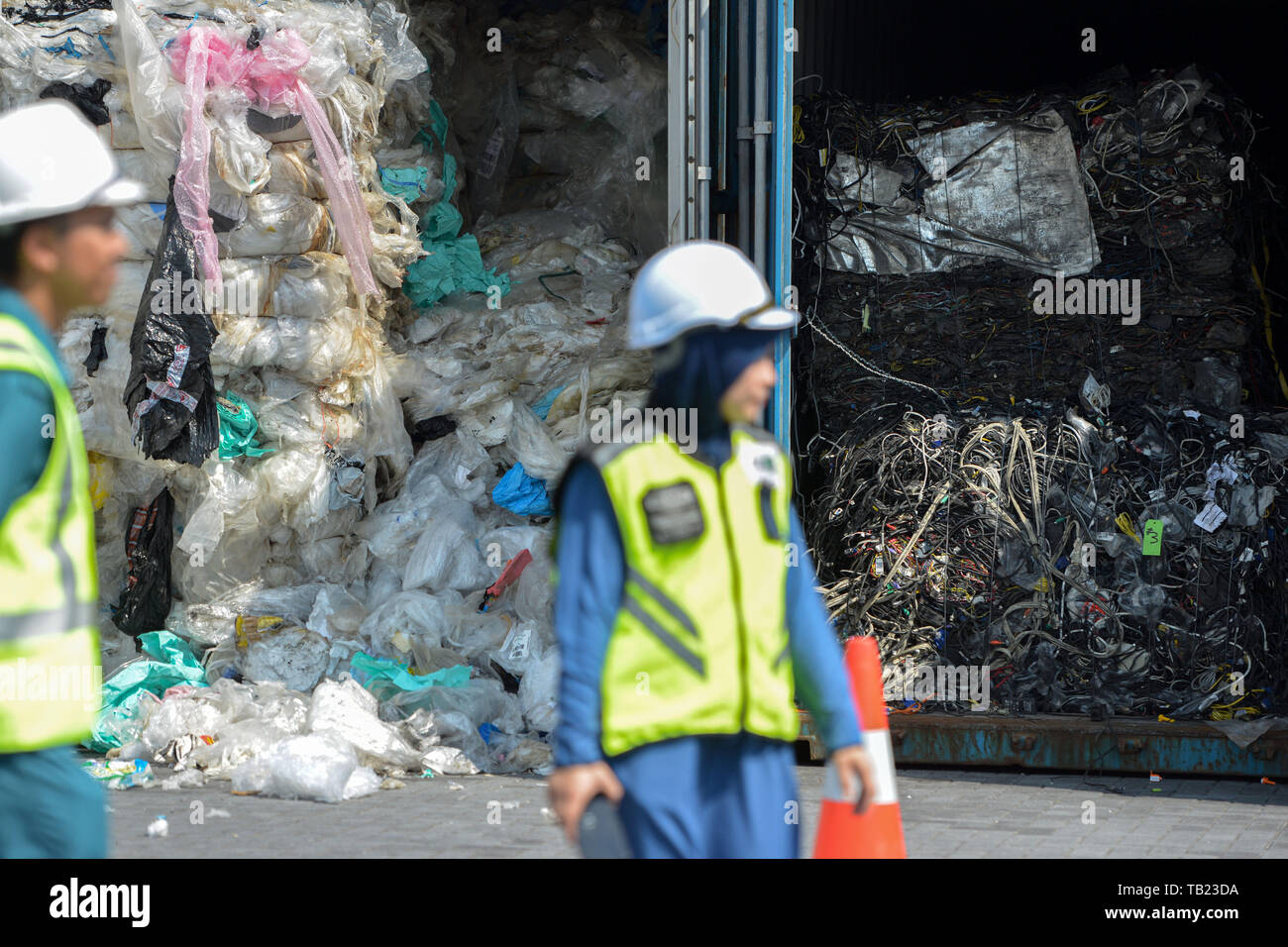 (190529) - PORT KLANG, 29. Mai 2019 (Xinhua) - Mitarbeiter der malaysischen Ministerium für Energie, Wissenschaft, Technologie, Umwelt und Klimawandel Vergangenheit Kunststoffabfälle in Port Klang, Malaysia, 28. Mai 2019 laufen. Die entwickelten Länder ihre Verwaltung von Kunststoffabfällen zu prüfen und senden dieses Material zu den Entwicklungsländern, Minister für Energie, Wissenschaft, Technologie, Umwelt und Klimawandel Yeo Biene Yin sagte am Dienstag. In einer Pressekonferenz im Anschluss an die Inspektion von mehreren Containern mit Kunststoff und anderen Abfällen an Port Klang, dem größten Hafen des Landes, Yeo sagte t Stockfoto