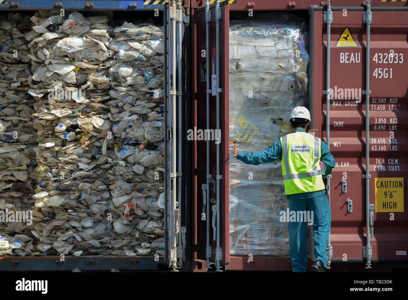 (190529) - PORT KLANG, 29. Mai 2019 (Xinhua) - ein Mitarbeiter des Ministeriums für Energie, Wissenschaft, Technologie, Umwelt und Klimawandel zeigt Kunststoffabfälle in Port Klang, Malaysia, 28. Mai 2019. Die entwickelten Länder ihre Verwaltung von Kunststoffabfällen zu prüfen und senden dieses Material zu den Entwicklungsländern, Minister für Energie, Wissenschaft, Technologie, Umwelt und Klimawandel Yeo Biene Yin sagte am Dienstag. In einer Pressekonferenz im Anschluss an die Inspektion von mehreren Containern mit Kunststoff und anderen Abfällen an Port Klang, dem größten Hafen des Landes, Yeo sagte, daß die Regierung Stockfoto