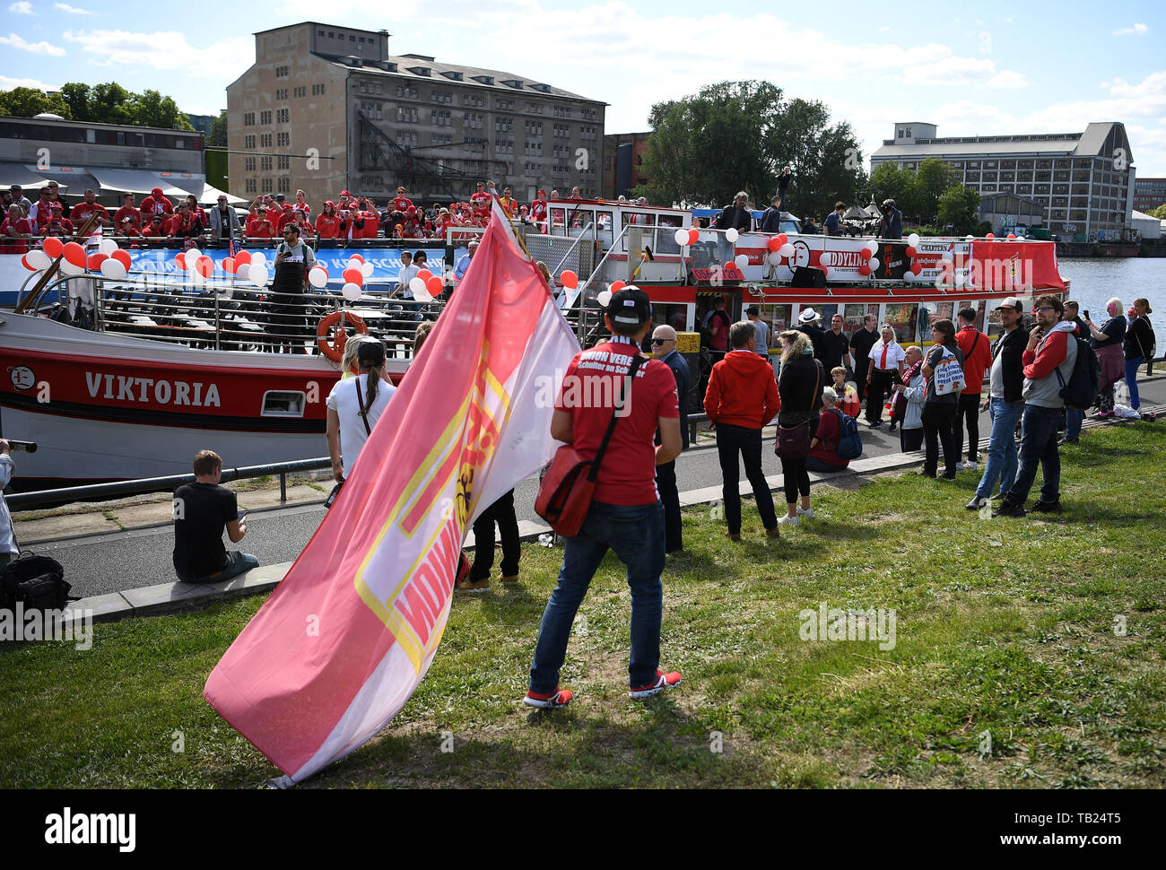 29. Mai 2019, Berlin: Spieler von Union nehmen das Schiff "Viktoria" in Köpenick. Union Berlin feiert den Aufstieg in die Bundesliga. Foto: Britta Pedersen/dpa-Zentralbild/dpa Stockfoto