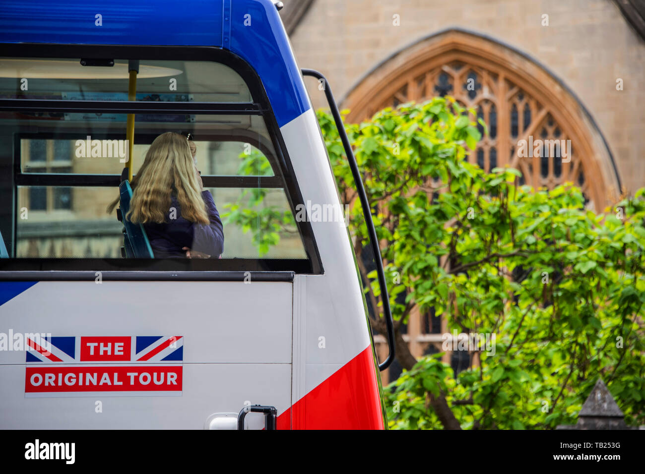 London, Großbritannien. 29. Mai 2019. Der Palast von Westminster ist wieder ruhig als MP's sind auf einer weiteren Pause. Touristen Einblick in seinen friedlichen Zustand durch den Frühling Grün. Credit: Guy Bell/Alamy leben Nachrichten Stockfoto