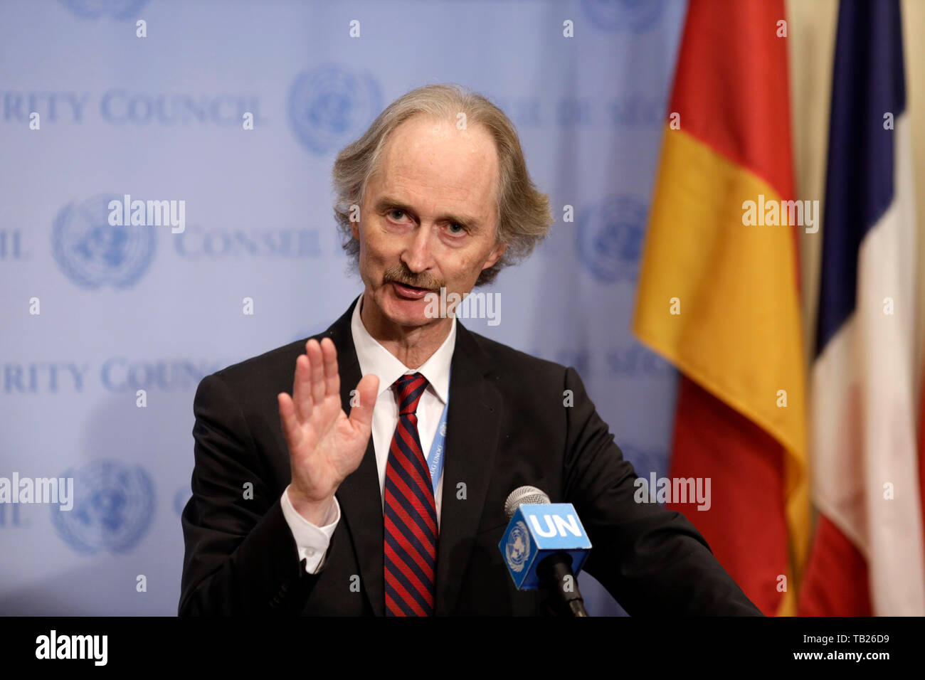 (190529) - DIE VEREINTEN NATIONEN, 29. Mai 2019 (Xinhua) - Der UN-Sondergesandte für Syrien Geir Pedersen spricht mit Journalisten während einer Begegnung nach einem Sicherheitsrat Konsultation über Syrien geschlossen, auf das UN-Hauptquartier in New York, am 29. Mai 2019. Geir Pedersen am Mittwoch bekräftigte Grundsatz der Welt Körper der politischen Lösung der acht-Jahr-langen Konflikt in Syrien, unter Hinweis darauf, dass es keine militärische Lösung. (Xinhua/Li Muzi) Stockfoto