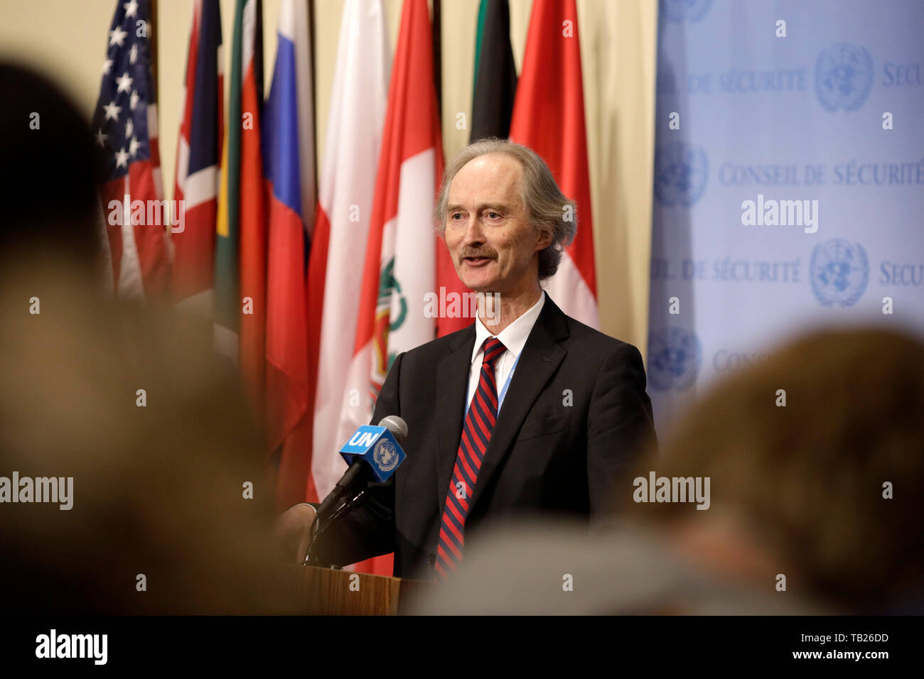 (190529) - DIE VEREINTEN NATIONEN, 29. Mai 2019 (Xinhua) - Der UN-Sondergesandte für Syrien Geir Pedersen spricht mit Journalisten während einer Begegnung nach einem Sicherheitsrat Konsultation über Syrien geschlossen, auf das UN-Hauptquartier in New York, am 29. Mai 2019. Geir Pedersen am Mittwoch bekräftigte Grundsatz der Welt Körper der politischen Lösung der acht-Jahr-langen Konflikt in Syrien, unter Hinweis darauf, dass es keine militärische Lösung. (Xinhua/Li Muzi) Stockfoto