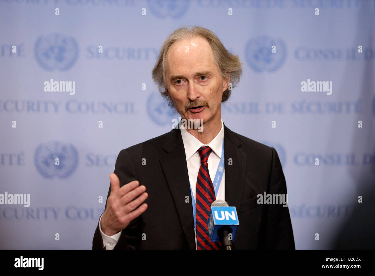 (190529) - DIE VEREINTEN NATIONEN, 29. Mai 2019 (Xinhua) - Der UN-Sondergesandte für Syrien Geir Pedersen spricht mit Journalisten während einer Begegnung nach einem Sicherheitsrat Konsultation über Syrien geschlossen, auf das UN-Hauptquartier in New York, am 29. Mai 2019. Geir Pedersen am Mittwoch bekräftigte Grundsatz der Welt Körper der politischen Lösung der acht-Jahr-langen Konflikt in Syrien, unter Hinweis darauf, dass es keine militärische Lösung. (Xinhua/Li Muzi) Stockfoto