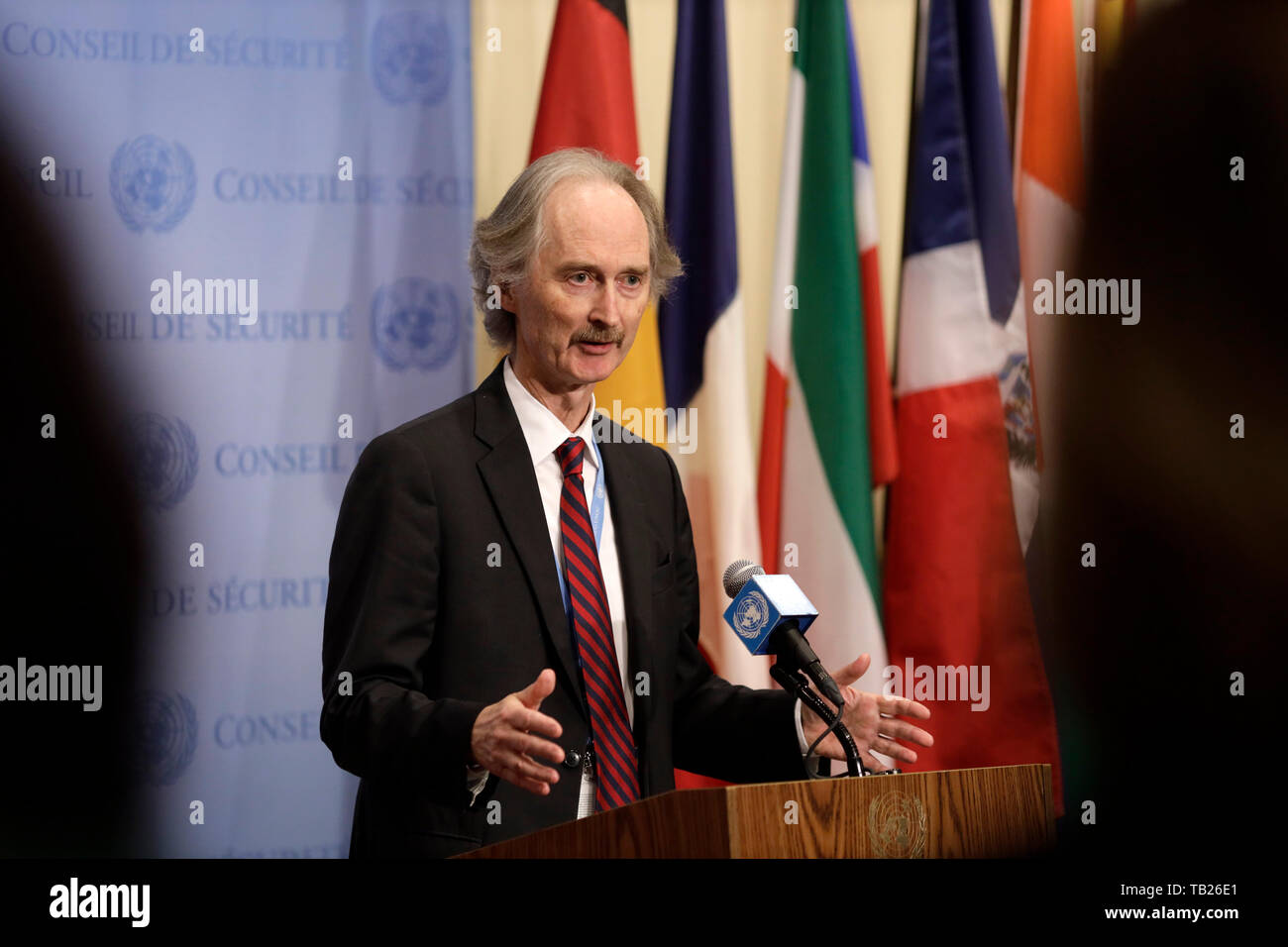 (190529) - DIE VEREINTEN NATIONEN, 29. Mai 2019 (Xinhua) - Der UN-Sondergesandte für Syrien Geir Pedersen spricht mit Journalisten während einer Begegnung nach einem Sicherheitsrat Konsultation über Syrien geschlossen, auf das UN-Hauptquartier in New York, am 29. Mai 2019. Geir Pedersen am Mittwoch bekräftigte Grundsatz der Welt Körper der politischen Lösung der acht-Jahr-langen Konflikt in Syrien, unter Hinweis darauf, dass es keine militärische Lösung. (Xinhua/Li Muzi) Stockfoto