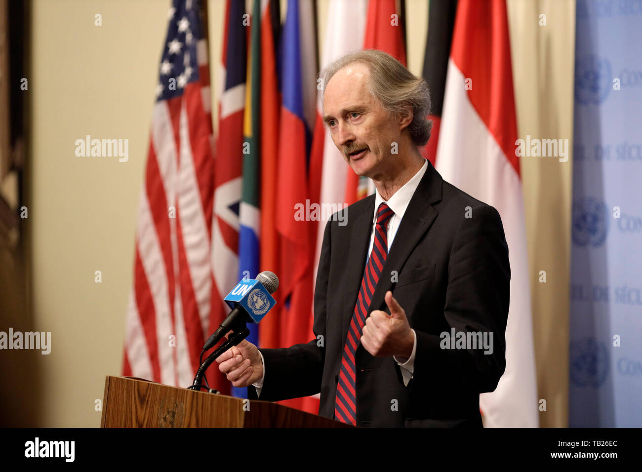 (190529) - DIE VEREINTEN NATIONEN, 29. Mai 2019 (Xinhua) - Der UN-Sondergesandte für Syrien Geir Pedersen spricht mit Journalisten während einer Begegnung nach einem Sicherheitsrat Konsultation über Syrien geschlossen, auf das UN-Hauptquartier in New York, am 29. Mai 2019. Geir Pedersen am Mittwoch bekräftigte Grundsatz der Welt Körper der politischen Lösung der acht-Jahr-langen Konflikt in Syrien, unter Hinweis darauf, dass es keine militärische Lösung. (Xinhua/Li Muzi) Stockfoto