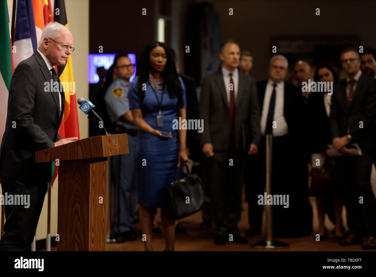 Vereinten Nationen, UN-Hauptquartier in New York. 29 Mai, 2019. James Jeffrey (1 l), US-Sonderbeauftragten für Syrien Engagement und Sonderbeauftragten für die globale Koalition zu besiegen, ISIS, spricht mit Journalisten während einer Begegnung nach einem UN-Sicherheitsrat geschlossen Konsultation über Syrien, auf das UN-Hauptquartier in New York, am 29. Mai 2019. Credit: Li Muzi/Xinhua/Alamy leben Nachrichten Stockfoto