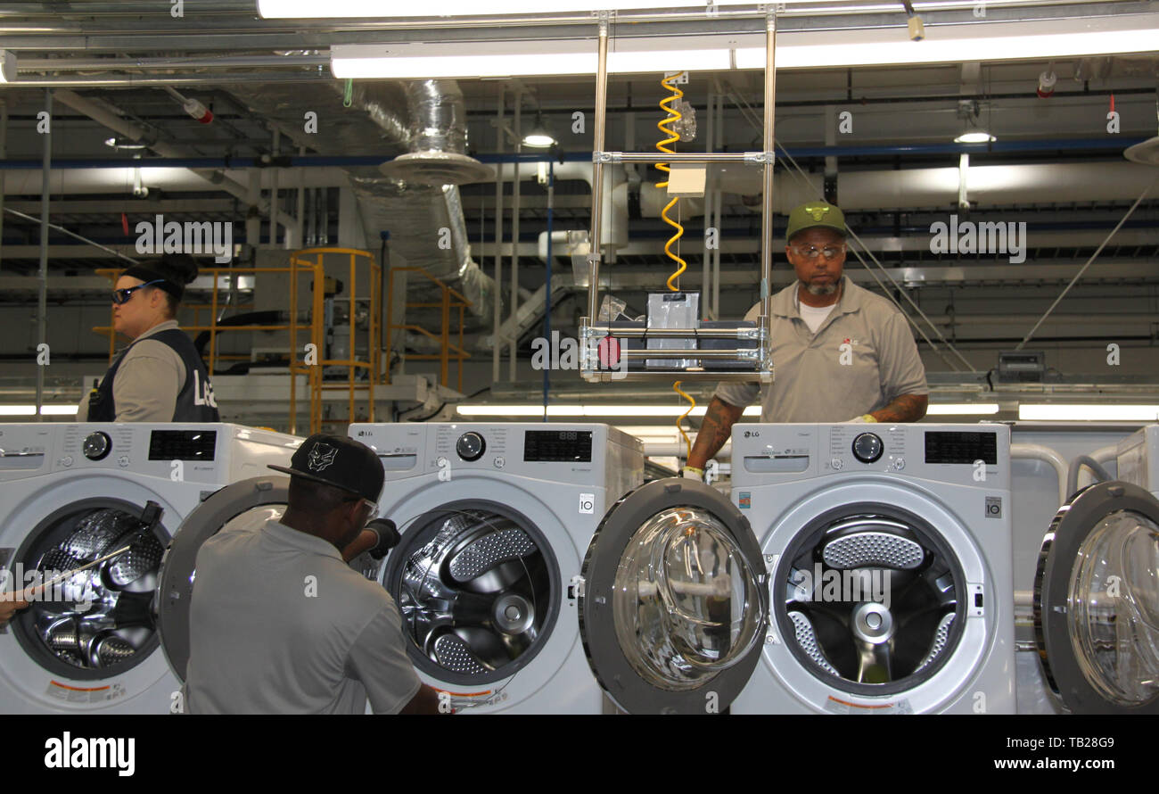 30 Mai, 2019. LG komplettiert seine erste US-amerikanische Waschmaschine  plant die amerikanischen Arbeiter produzieren Waschmaschinen an eine LG  Electronics Inc. plant in Clarksville, Tennessee, am 29. Mai 2019. LG hielt  eine Zeremonie