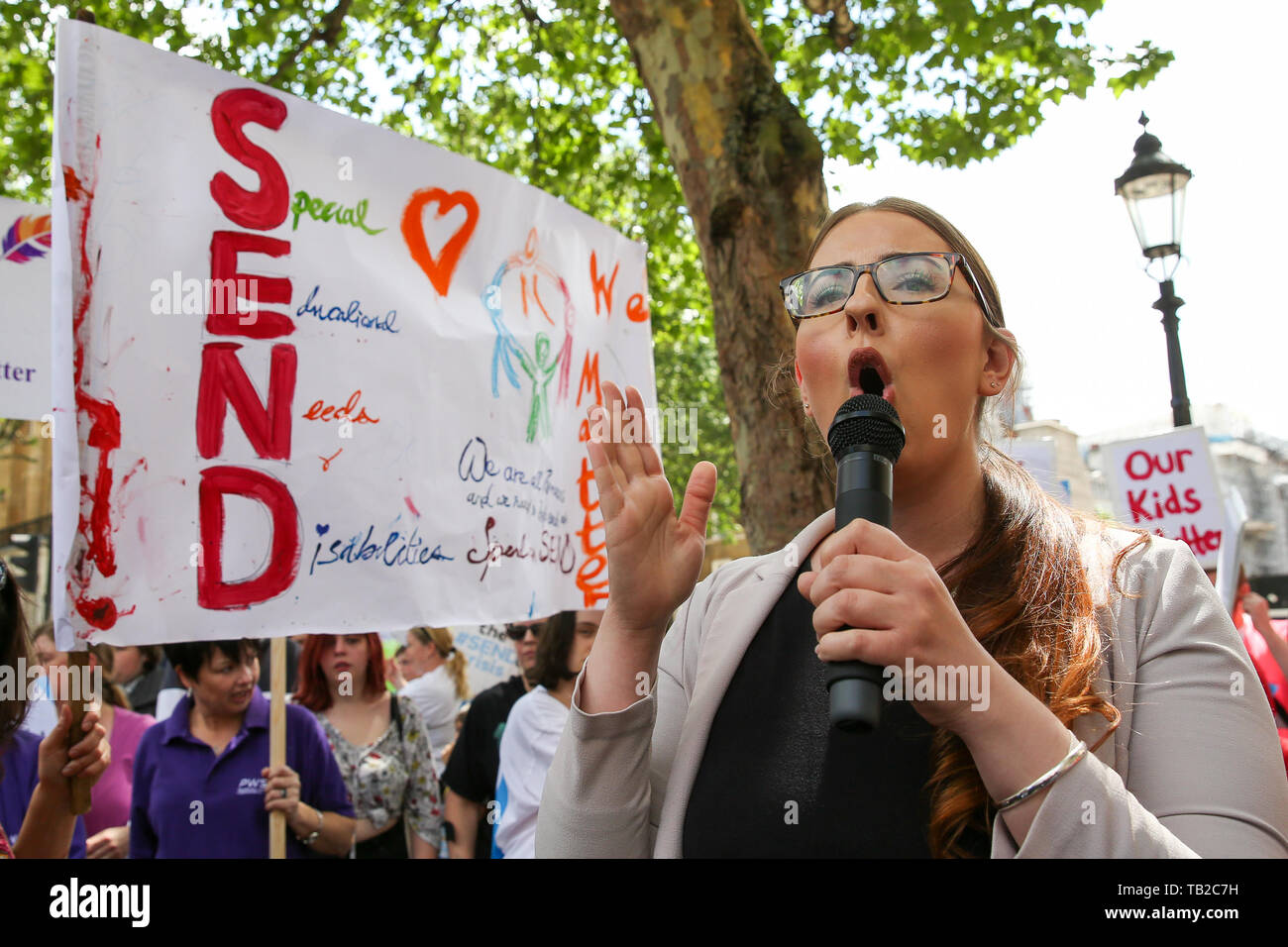 Westminster, London, Großbritannien. 30 Mai, 2019. Laura Pidcock MP für North West Durham und Shadow Minister für Wirtschaft, Energie und industrielle Strategie sprechen außerhalb der Downing Street als Hunderte von Kindern, deren Familien und Anhänger Proteste über eine Krise in der Ausbildung für junge Menschen mit besonderen pädagogischen Bedürfnissen. Credit: Dinendra Haria/Alamy leben Nachrichten Stockfoto