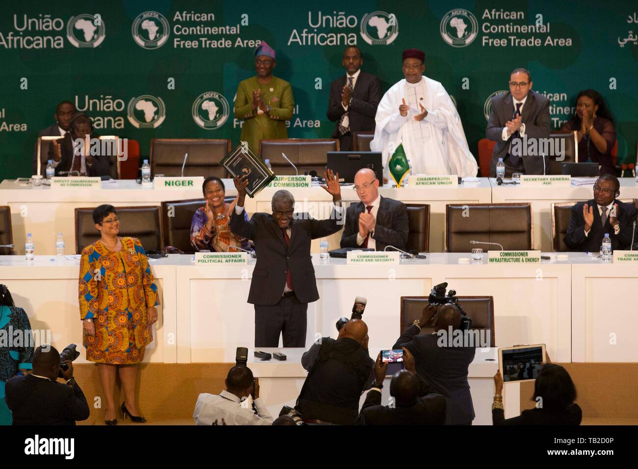 Peking, Ruanda. 21 Mär, 2018. Vorsitzenden der Afrikanischen Union (AU) Kommission Moussa Faki Mahamat (C) begrüßt die Teilnehmer mit signierten rechtliche Instrumente, einschließlich einer Vereinbarung zur Gründung der afrikanischen Kontinentalplatte Freihandelszone (AfCFTA) in Kigali, Ruanda, 21. März 2018. Credit: Gabriel Dusabe/Xinhua/Alamy leben Nachrichten Stockfoto